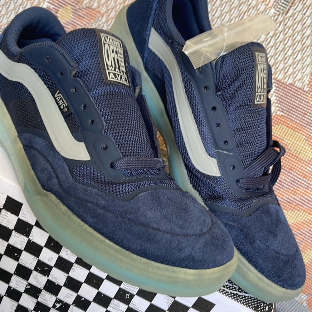 Vans WMNS Ave
Dress Blues/Drizzle
VNOA5JIBWKN
Sneakers - athletic shoes - Picture 9 of 16